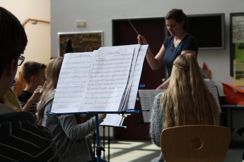 Auf dem Programm stehen aktuelle Melodien - speziell für junge Blasorchester arrangiert.