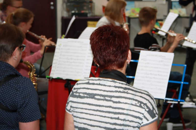 Nicht nur Jugendliche spielen mit sondern auch Erwachsene, die gerade erst ihre Leidenschaft für ein Instrument entdeckt haben.